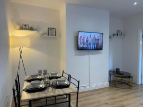Stylish and Modern 3 bed Apartment with FREE PARKING,